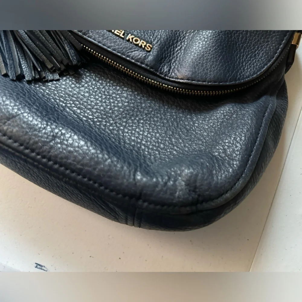 MICHAEL KORS women’s navy blue pebble leather bedford tassel shoulder bag - Picture 5 of 13